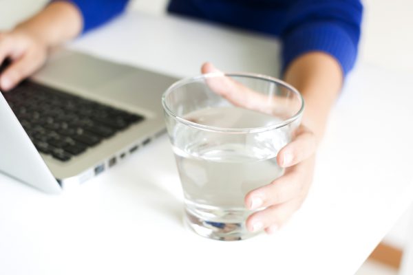 Tomar água aumenta produtividade no trabalho