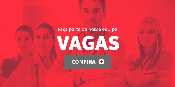 Profissionais da Saúde ao fundo com o texto "Vagas" a frente.