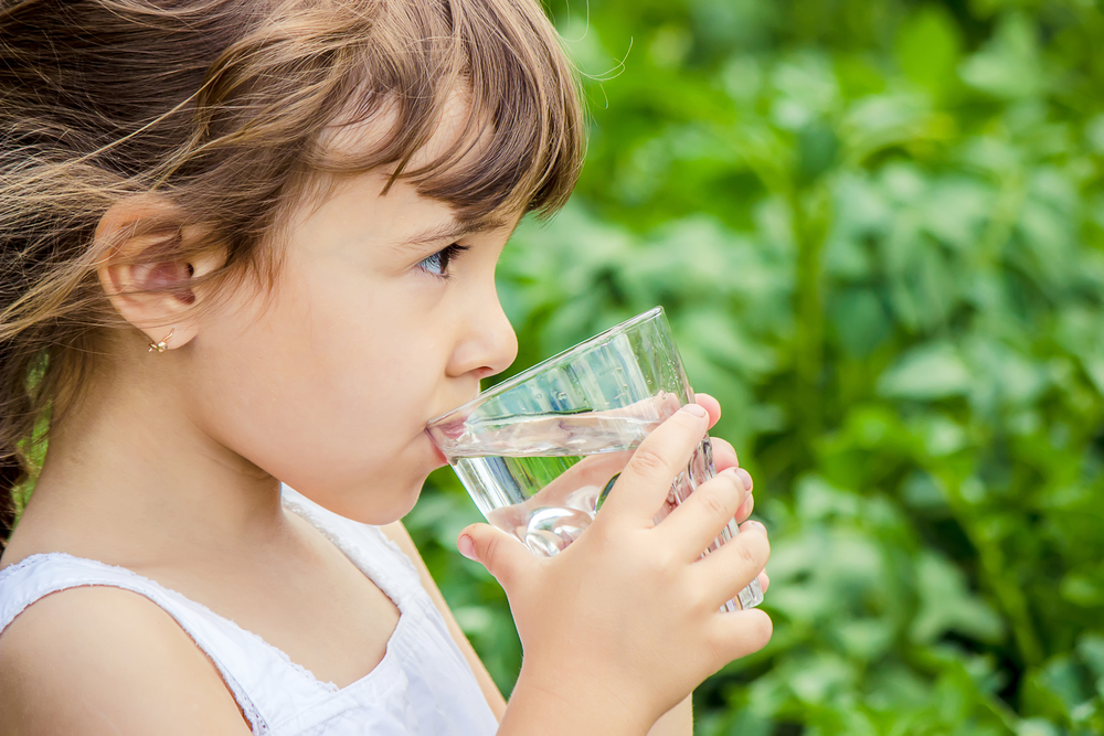 Crianças precisam criar hábito de beber água